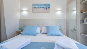 1 bedroom, desk, travel crib, WiFi