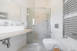 Douche, sèche-cheveux, bidet, serviettes fournies