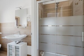 Douche, sèche-cheveux, bidet, serviettes fournies
