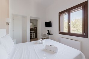 1 bedroom, in-room safe, desk, travel crib