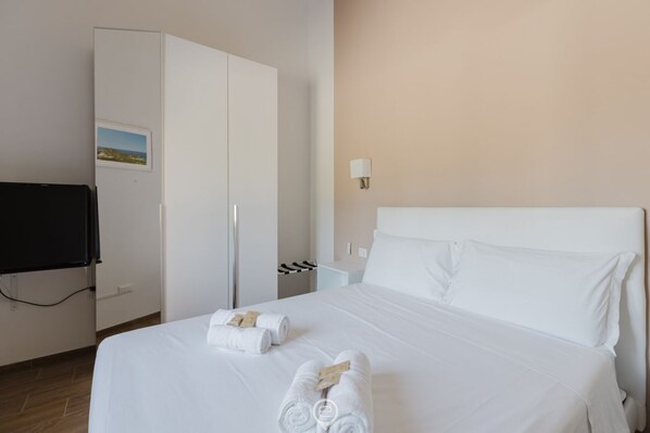 1 bedroom, in-room safe, desk, travel crib