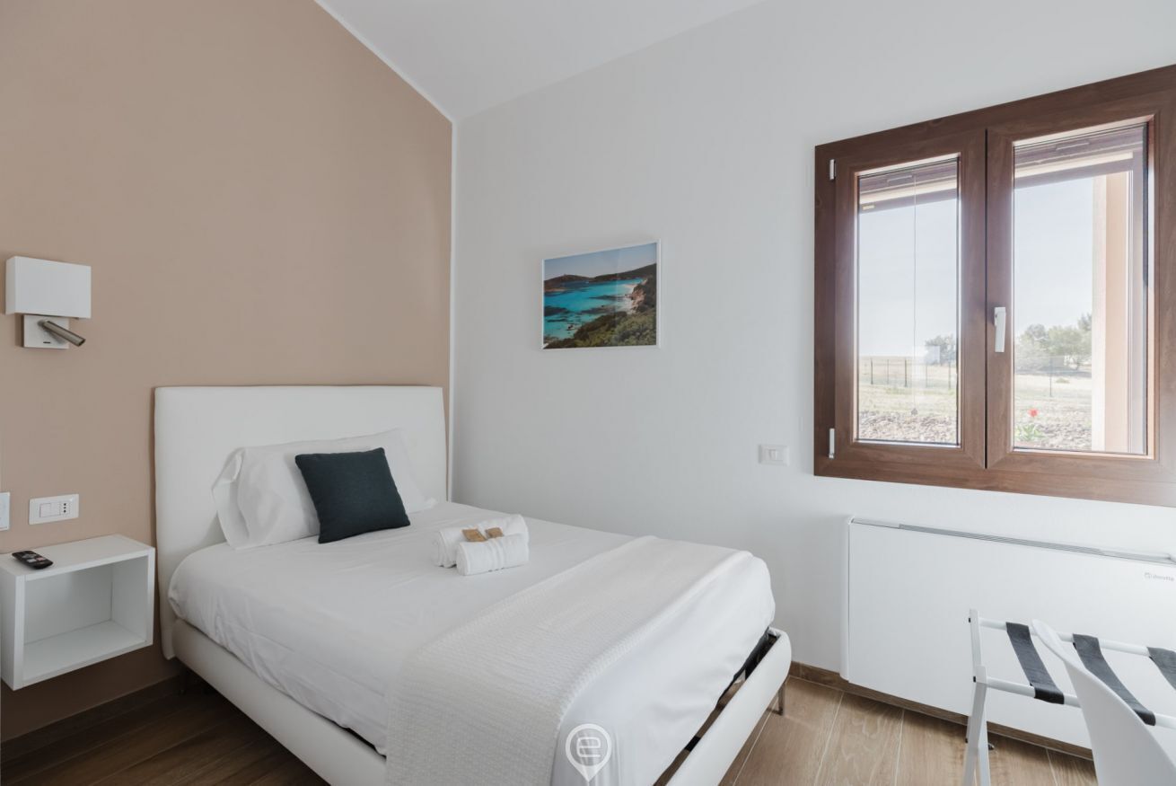 1 sovrum, värdeförvaringsskåp på rummet, skrivbord och resesäng