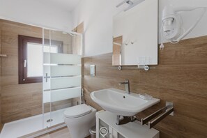 Ducha, secador de pelo, toallas, shampoo