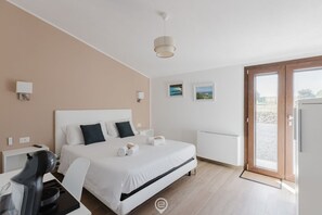 1 chambre, coffres-forts dans les chambres, bureau, lit parapluie