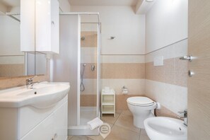 Dusche, Haartrockner, Bidet, Handtücher