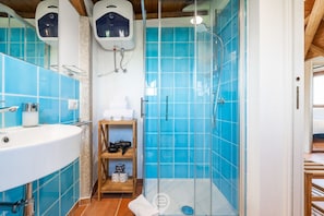 Douche, sĂšche-cheveux, bidet, serviettes fournies