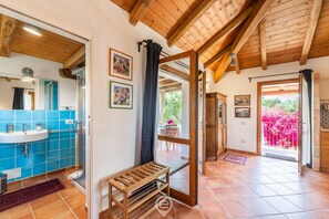 Shower, hair dryer, bidet, towels