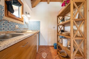 Réfrigérateur, plaque de cuisson, cafetière/bouilloire