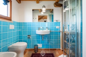 Dusche, Haartrockner, Bidet, Handtücher