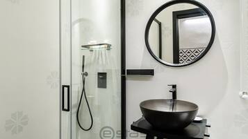 Doccia, asciugacapelli, bidet, asciugamani