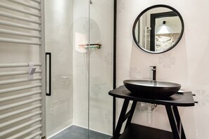 Douche, séchoir à cheveux, bidet, serviettes fournies