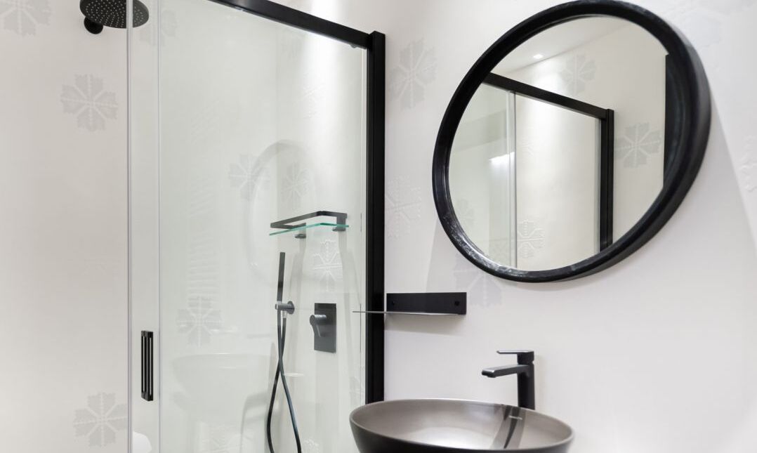 Douche, sèche-cheveux, bidet, serviettes fournies