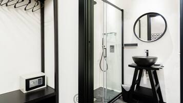 Shower, hair dryer, bidet, towels