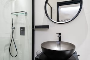Dusj, hårføner, bidé og håndklær