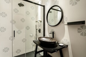 Douche, séchoir à cheveux, bidet, serviettes fournies