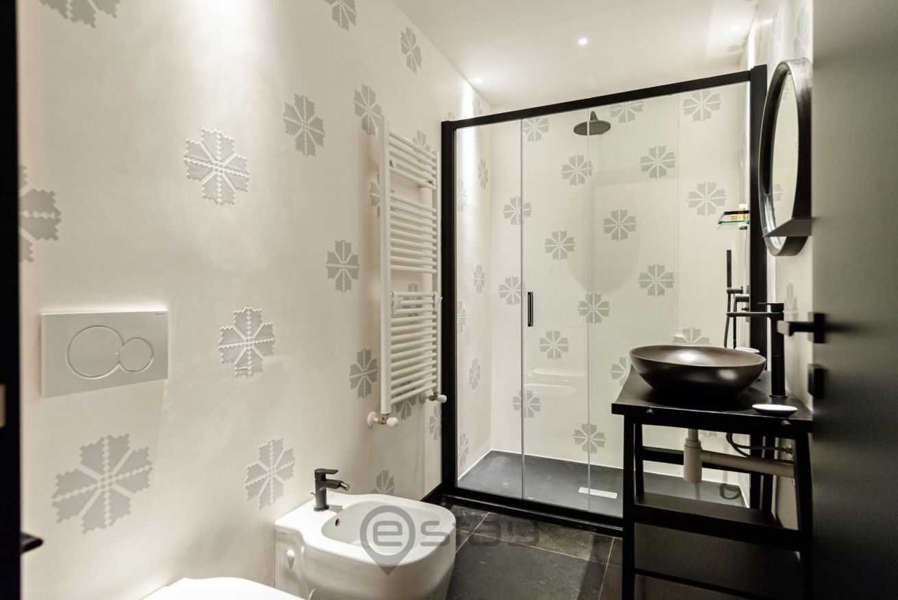 Douche, sèche-cheveux, bidet, serviettes fournies