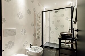 Ducha, secador de pelo, bidet, toallas