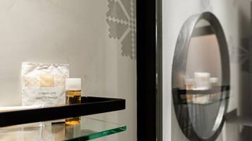 Dusch, hårtork, bidé och handdukar