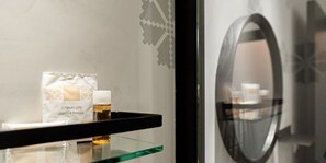 Ducha, secador de pelo, bidet, toallas