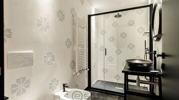 Shower, hair dryer, bidet, towels