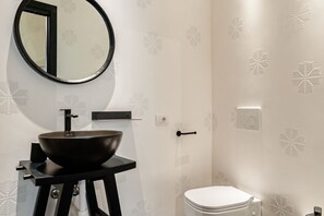 Bruser, hårtørrer, bidet, håndklæder