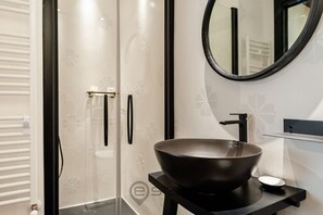 Shower, hair dryer, bidet, towels