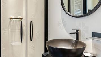 Shower, hair dryer, bidet, towels