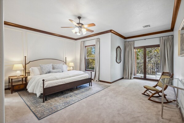 5 chambres, bureau, fer et planche à repasser, lit de bébé portatif