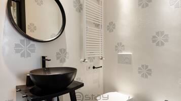 Ducha, secador de pelo, bidet, toallas