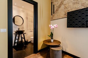 Suihku, hiustenkuivaaja, bidee, pyyhkeet