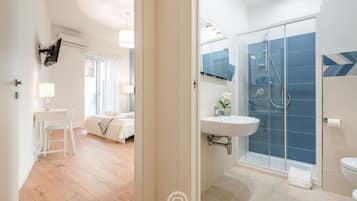 Douche, articles de toilette gratuits, sèche-cheveux, bidet