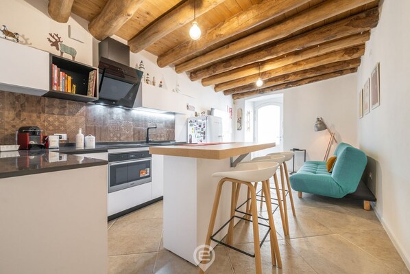 Réfrigérateur, four à micro-ondes, un four, surface de cuisson