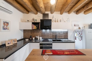 Réfrigérateur, four à micro-ondes, un four, surface de cuisson