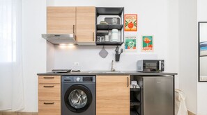 Een koelkast, een magnetron, een kookplaat, een waterkoker