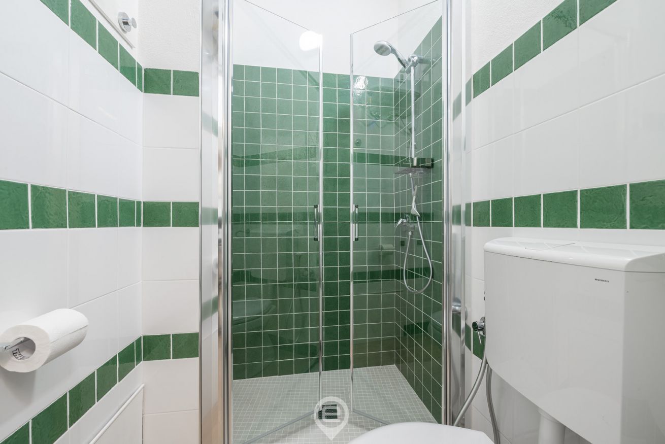 Douche, sèche-cheveux, bidet, serviettes fournies