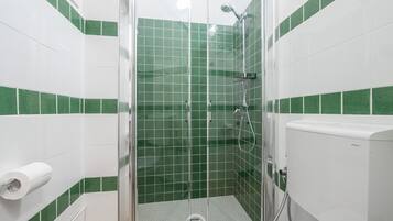 Douche, sĂšche-cheveux, bidet, serviettes fournies