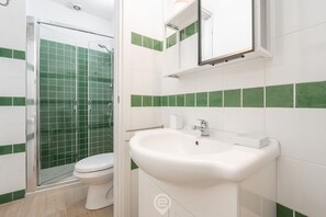 Een douche, een haardroger, een bidet, handdoeken
