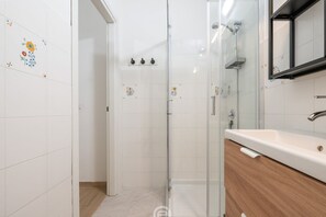 Douche, sĂšche-cheveux, bidet, serviettes fournies