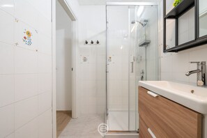 Regadera, secadora de cabello, bidet, toallas 