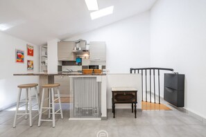 冷蔵庫、電子レンジ、コンロ