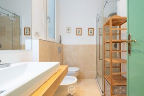 Shower, hair dryer, bidet, towels