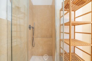 Shower, hair dryer, bidet, towels