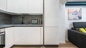 Kylskåp, mikrovågsugn, ugn och spishäll