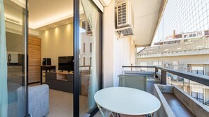 Unclassified image, 5 of 32, button