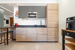 Réfrigérateur, four à micro-ondes, surface de cuisson, lave-vaisselle