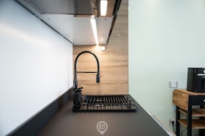 Kühlschrank, Mikrowelle, Herdplatte, Geschirrspüler