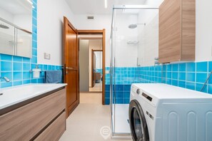 Shower, hair dryer, bidet, towels