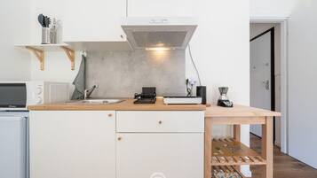 Frigorifero, microonde, piano cottura, macchina per tè/caffè