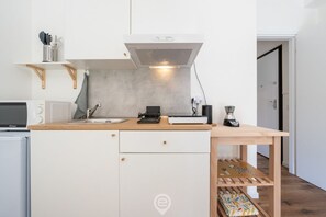 冷蔵庫、電子レンジ、コンロ、コーヒー / ティーメーカー