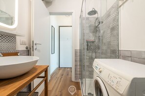 Douche, sĂšche-cheveux, bidet, serviettes fournies